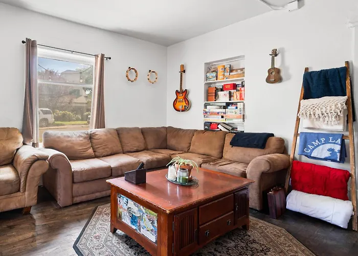 Bunk & Brew Historic Lucas House - Hostel