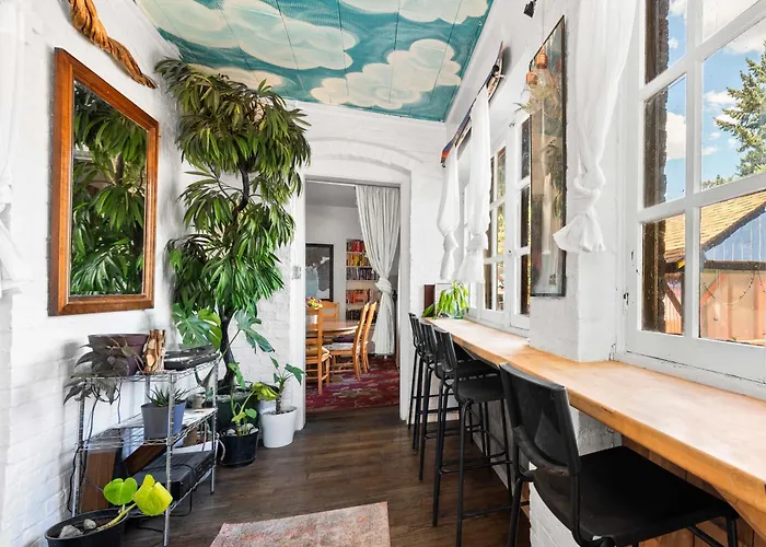 Bunk & Brew Historic Lucas House - Hostel